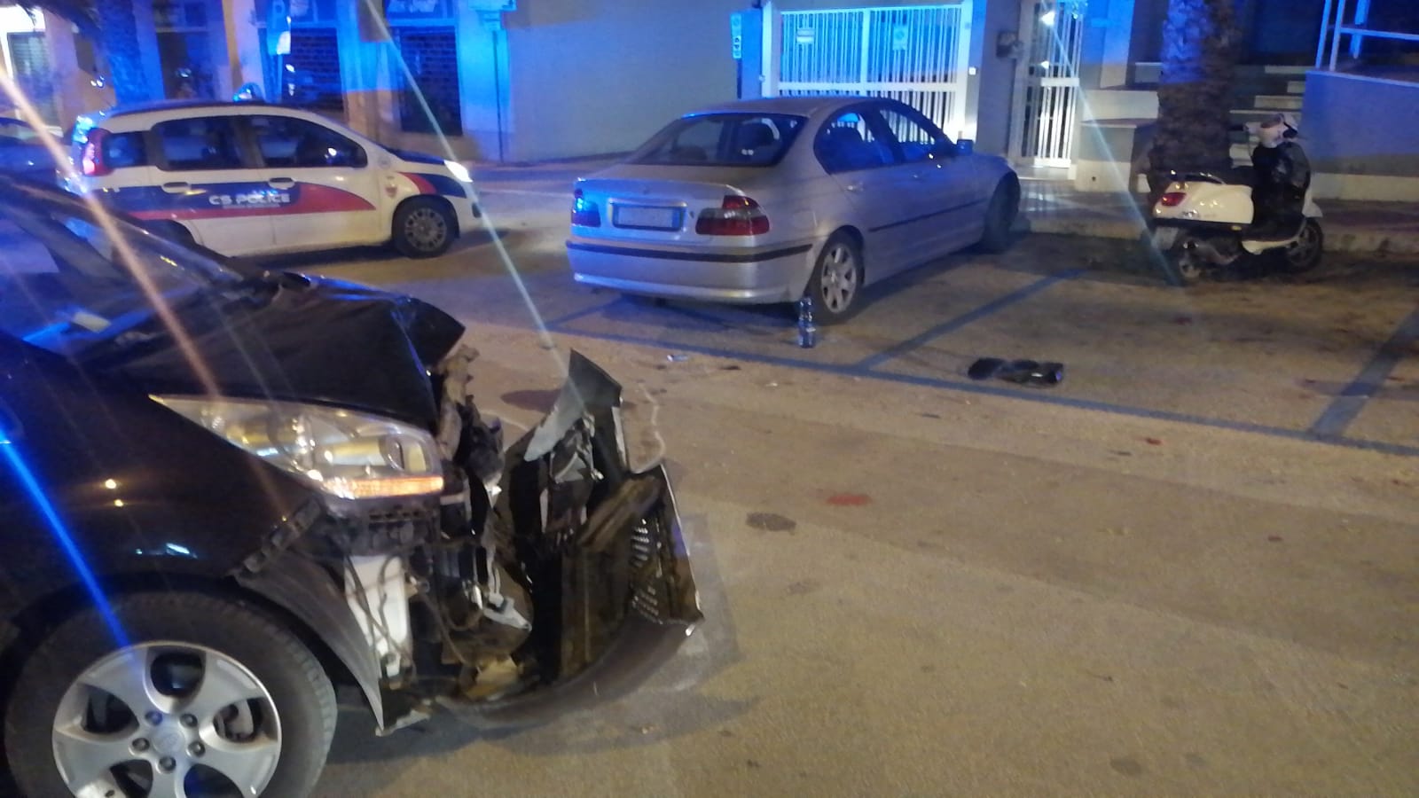 Violento scontro tra auto e scooter: feriti 2 giovani