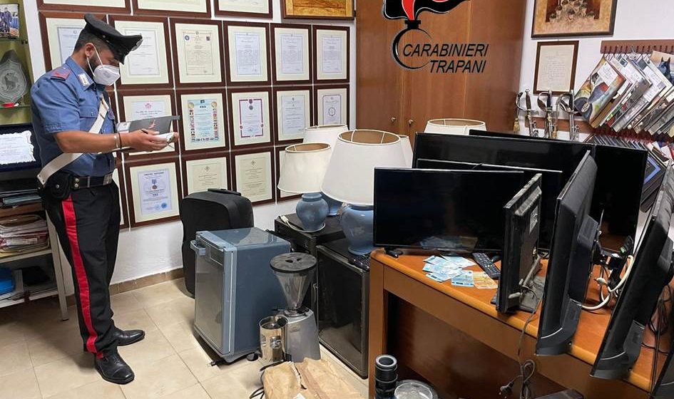 Pantelleria, giovane coppia scoperta con beni rubati e banconote false: denunciati
