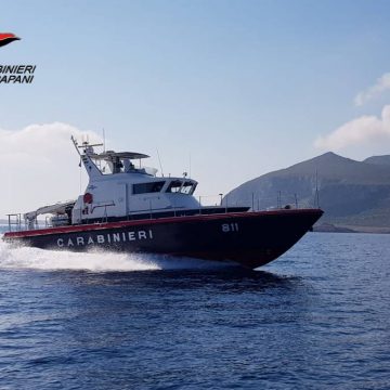 FAVIGNANA: TROVA OLTRE 1000 EURO PER TERRA CONSEGNA TUTTO AI CARABINIERI