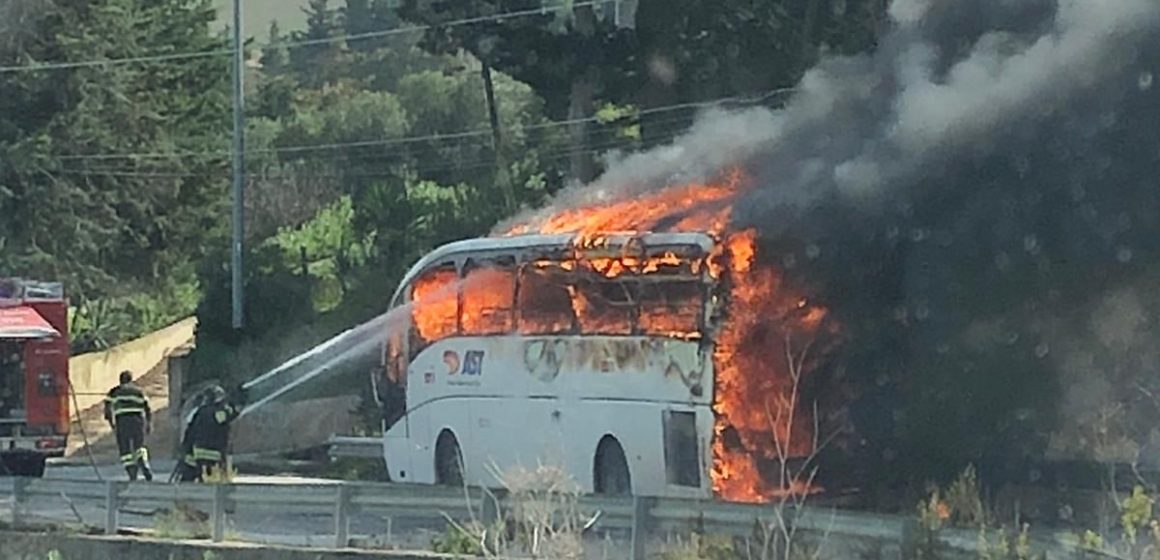 BUSETO PALIZZOLO: L’AUTOBUS PRENDE FUOCO. MOMENTI DRAMMATICI, MA NESSUN FERITO
