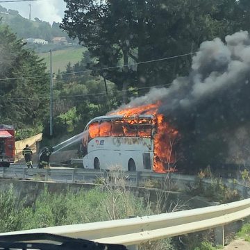 BUSETO PALIZZOLO: L’AUTOBUS PRENDE FUOCO. MOMENTI DRAMMATICI, MA NESSUN FERITO