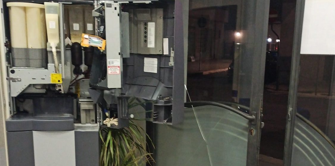 Trapani, Spaccano una porta per rubare pochi euro in una parrucchieria